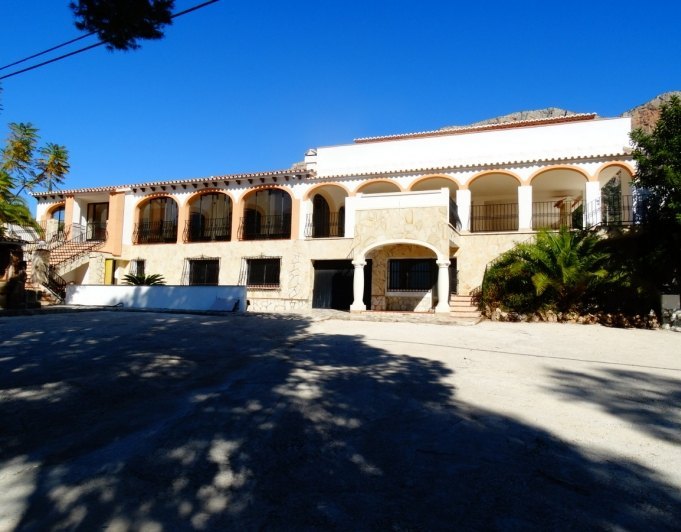 Bedrijfsgebouw met 4 appartementen te koop in Javea