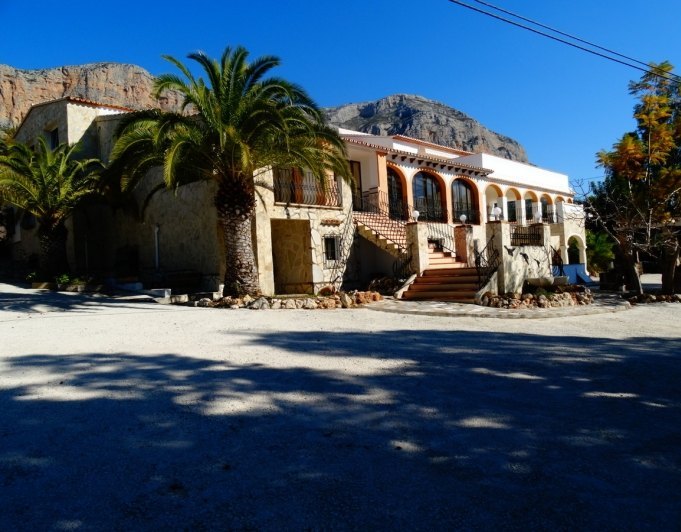 Bedrijfsgebouw met 4 appartementen te koop in Javea