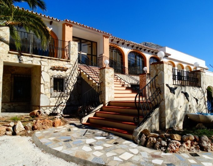 Bedrijfsgebouw met 4 appartementen te koop in Javea