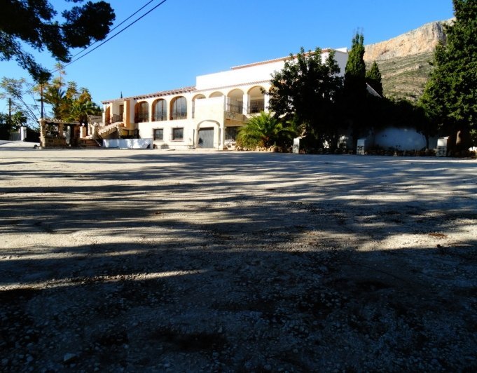 Bedrijfsgebouw met 4 appartementen te koop in Javea