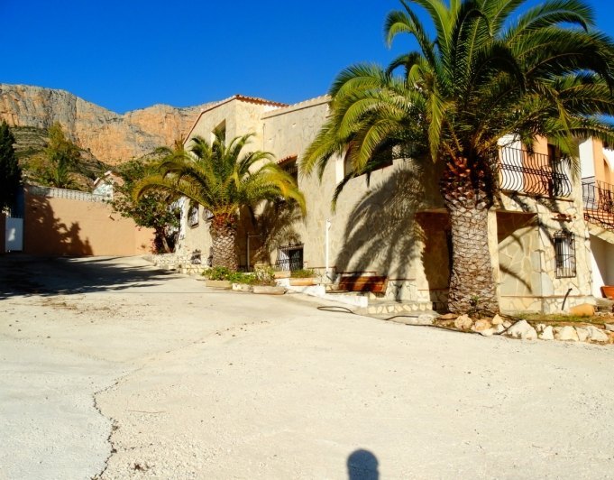 Bedrijfsgebouw met 4 appartementen te koop in Javea