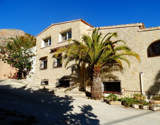 Bedrijfsgebouw met 4 appartementen te koop in Javea