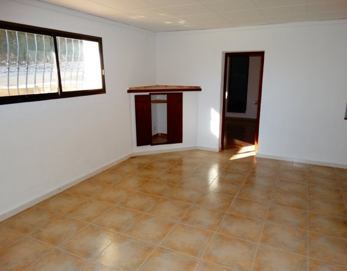 Bedrijfsgebouw met 4 appartementen te koop in Javea