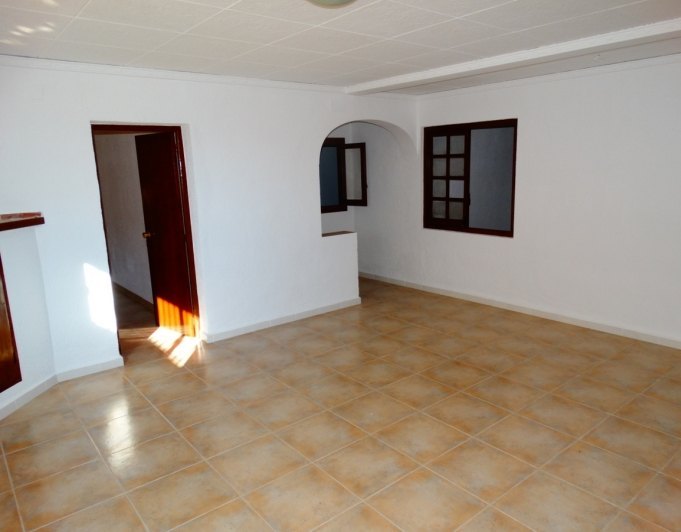 Bedrijfsgebouw met 4 appartementen te koop in Javea