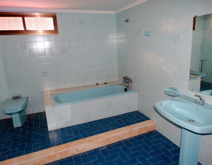 Bedrijfsgebouw met 4 appartementen te koop in Javea