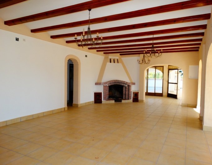 Bedrijfsgebouw met 4 appartementen te koop in Javea