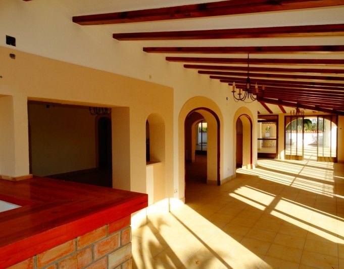 Bedrijfsgebouw met 4 appartementen te koop in Javea