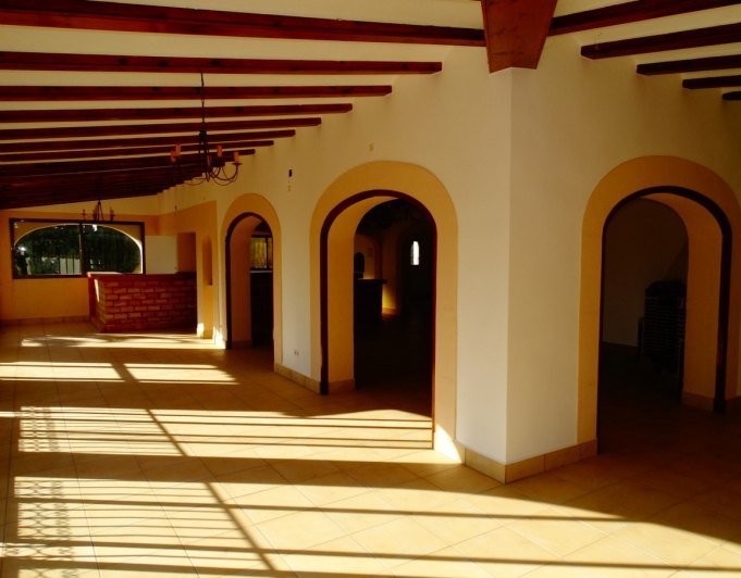 Bedrijfsgebouw met 4 appartementen te koop in Javea