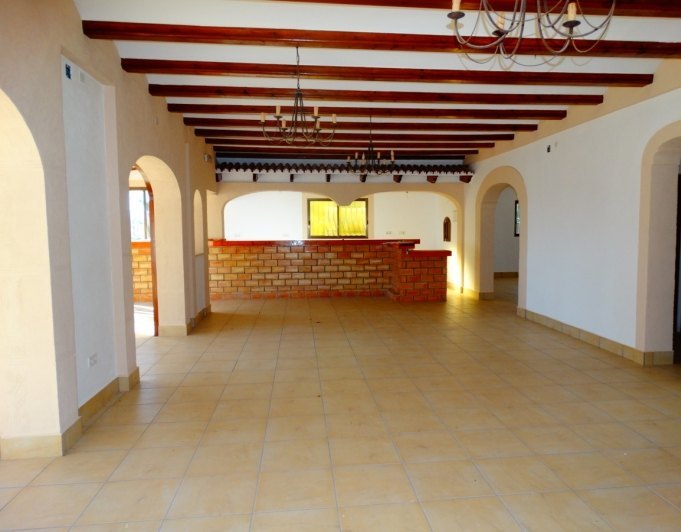 Bedrijfsgebouw met 4 appartementen te koop in Javea