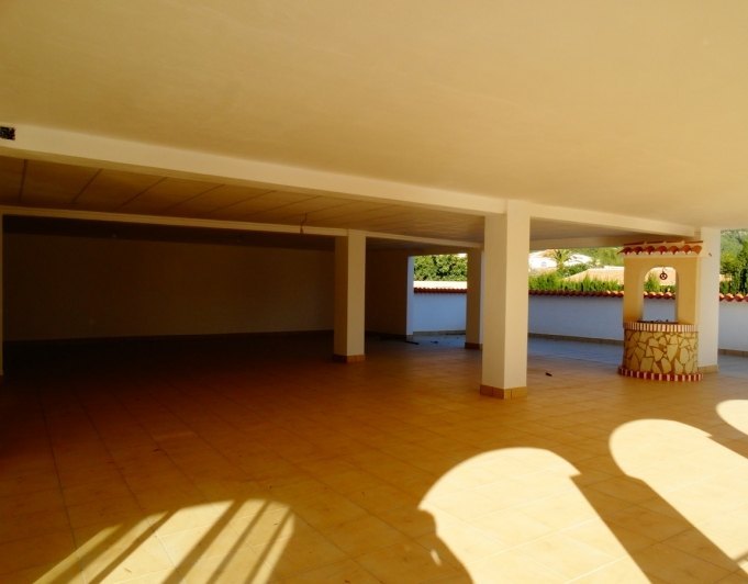 Bedrijfsgebouw met 4 appartementen te koop in Javea
