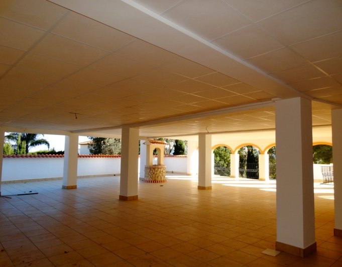 Bedrijfsgebouw met 4 appartementen te koop in Javea