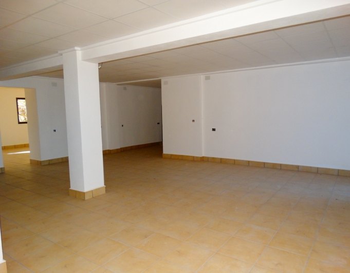 Bedrijfsgebouw met 4 appartementen te koop in Javea