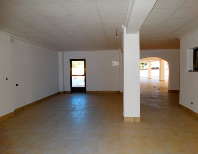 Bedrijfsgebouw met 4 appartementen te koop in Javea