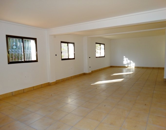 Bedrijfsgebouw met 4 appartementen te koop in Javea