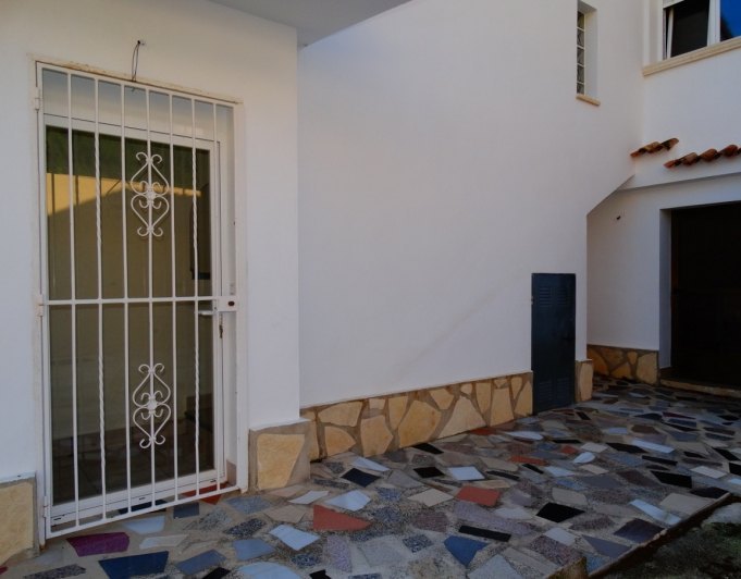 Bedrijfsgebouw met 4 appartementen te koop in Javea