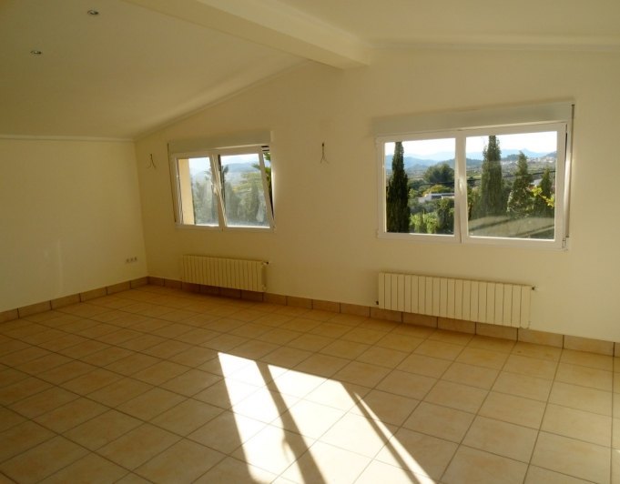 Bedrijfsgebouw met 4 appartementen te koop in Javea