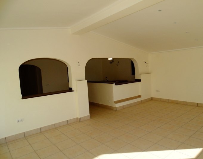 Bedrijfsgebouw met 4 appartementen te koop in Javea