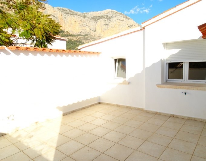Bedrijfsgebouw met 4 appartementen te koop in Javea
