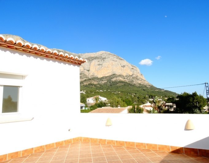 Bedrijfsgebouw met 4 appartementen te koop in Javea