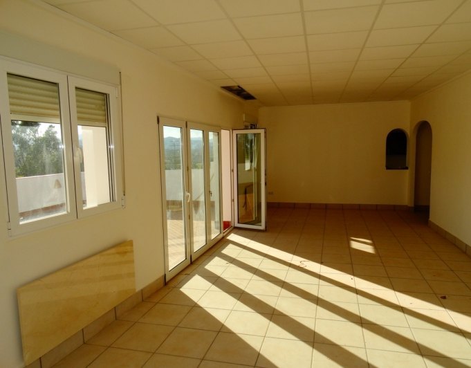 Bedrijfsgebouw met 4 appartementen te koop in Javea