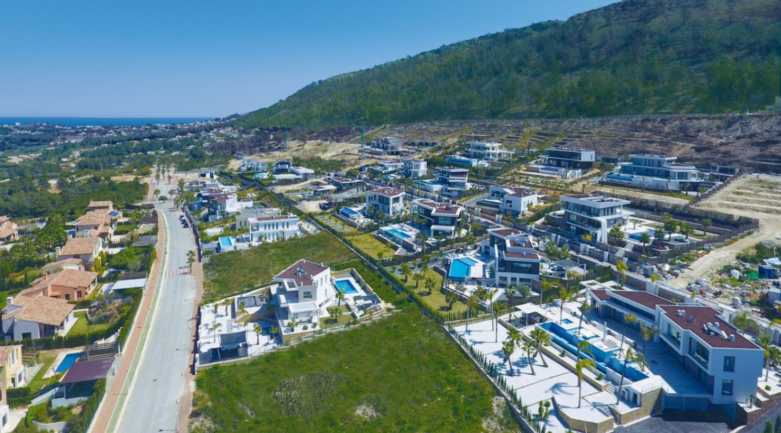 Elegante luxe villa met 4 slaapkamers en panoramisch uitzicht op zee en de bergen