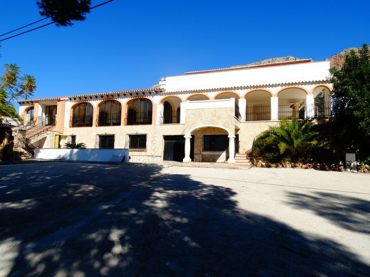 Bedrijfsgebouw met 4 appartementen te koop in Javea