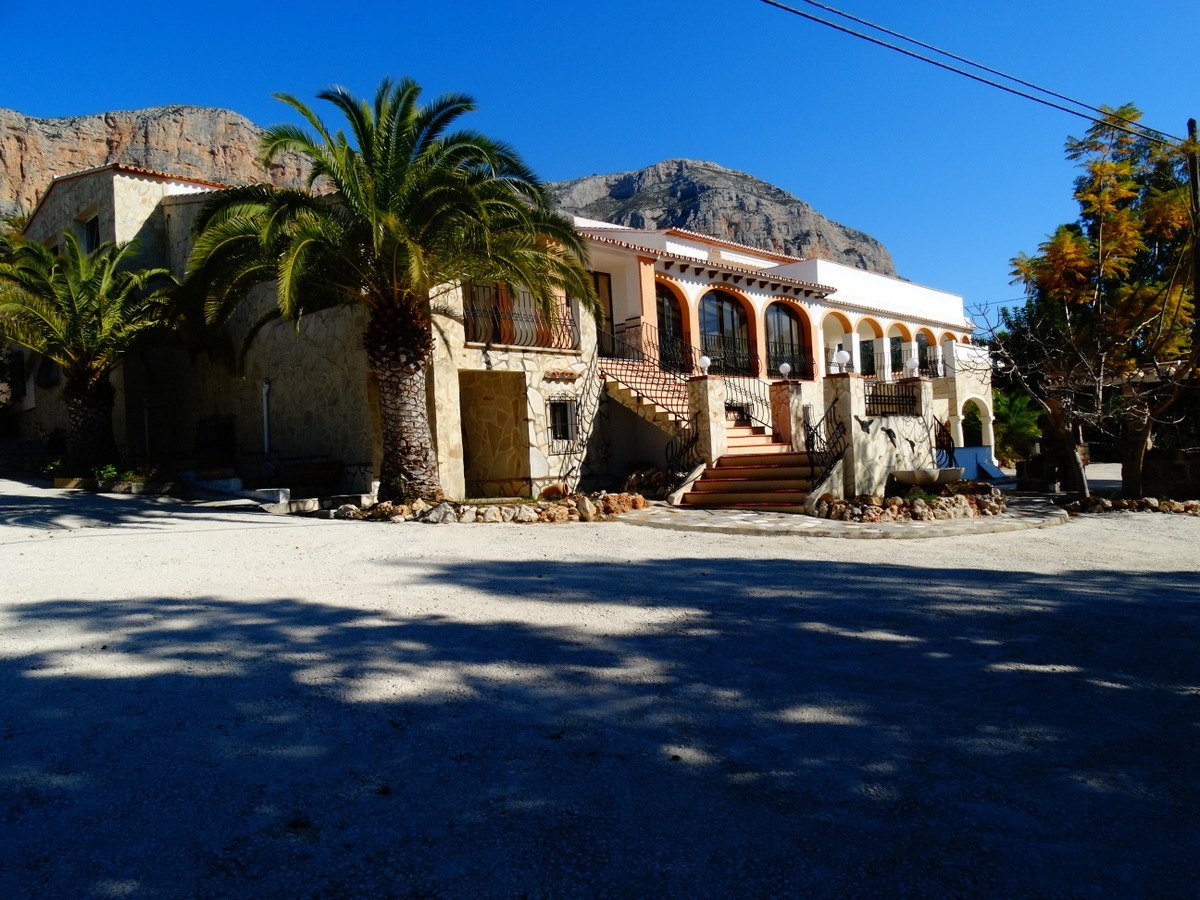 Bedrijfsgebouw met 4 appartementen te koop in Javea