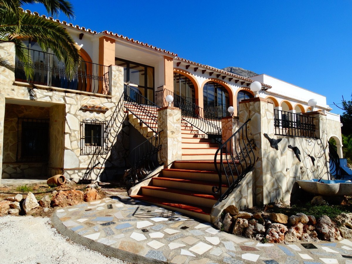 Bedrijfsgebouw met 4 appartementen te koop in Javea