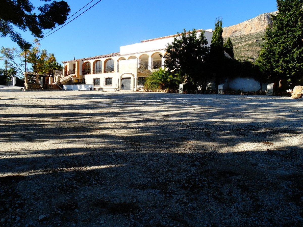 Bedrijfsgebouw met 4 appartementen te koop in Javea
