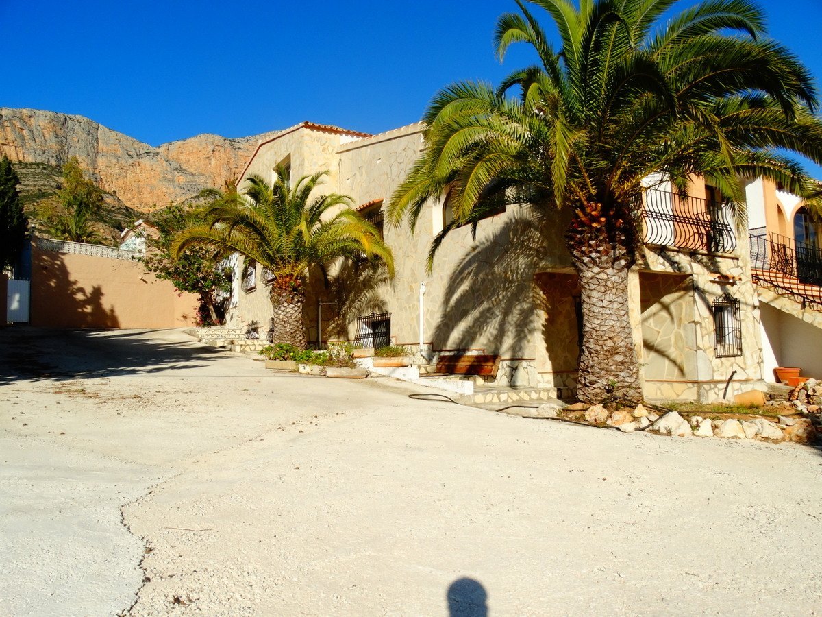 Bedrijfsgebouw met 4 appartementen te koop in Javea