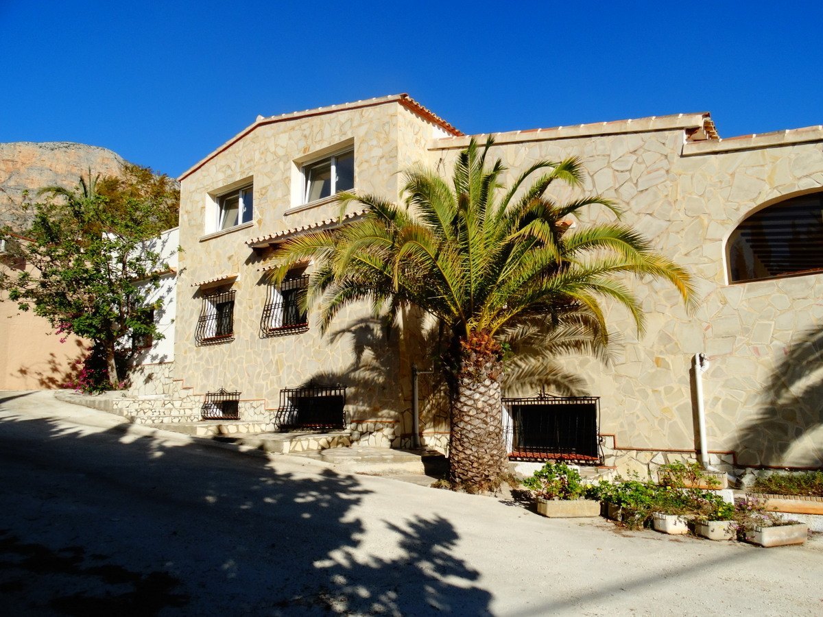 Bedrijfsgebouw met 4 appartementen te koop in Javea