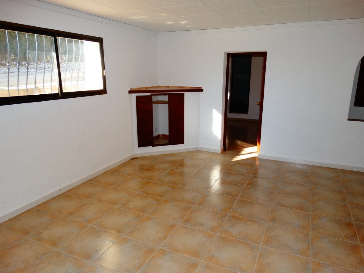 Bedrijfsgebouw met 4 appartementen te koop in Javea