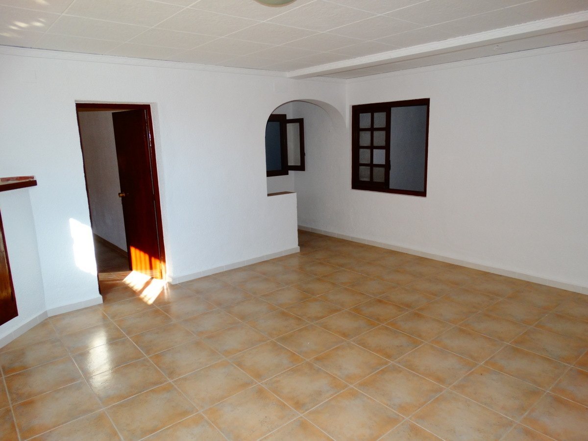 Bedrijfsgebouw met 4 appartementen te koop in Javea