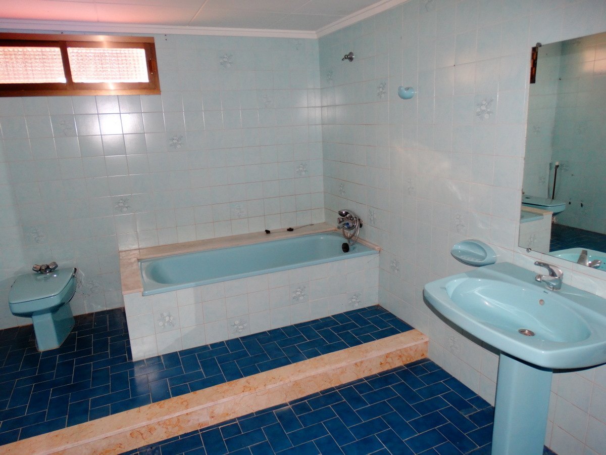 Bedrijfsgebouw met 4 appartementen te koop in Javea