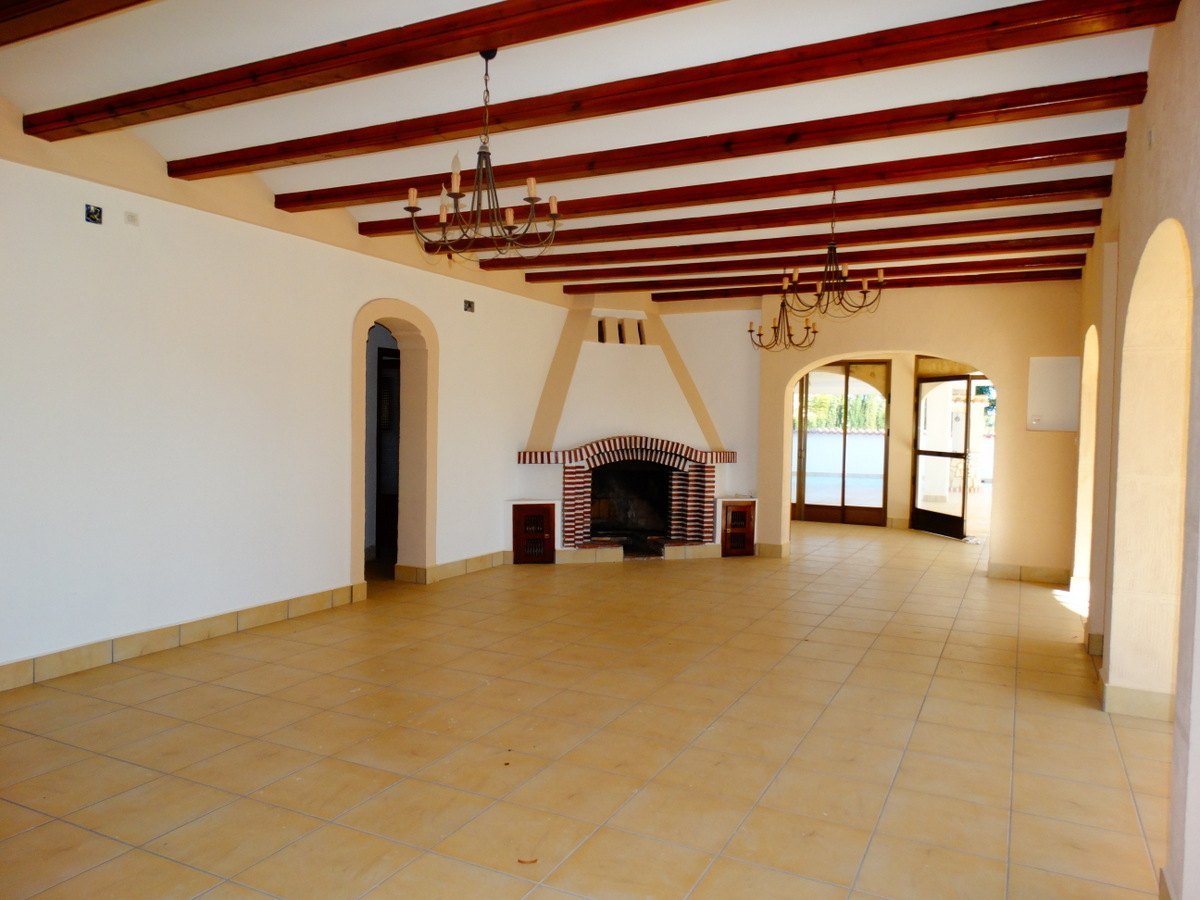 Bedrijfsgebouw met 4 appartementen te koop in Javea