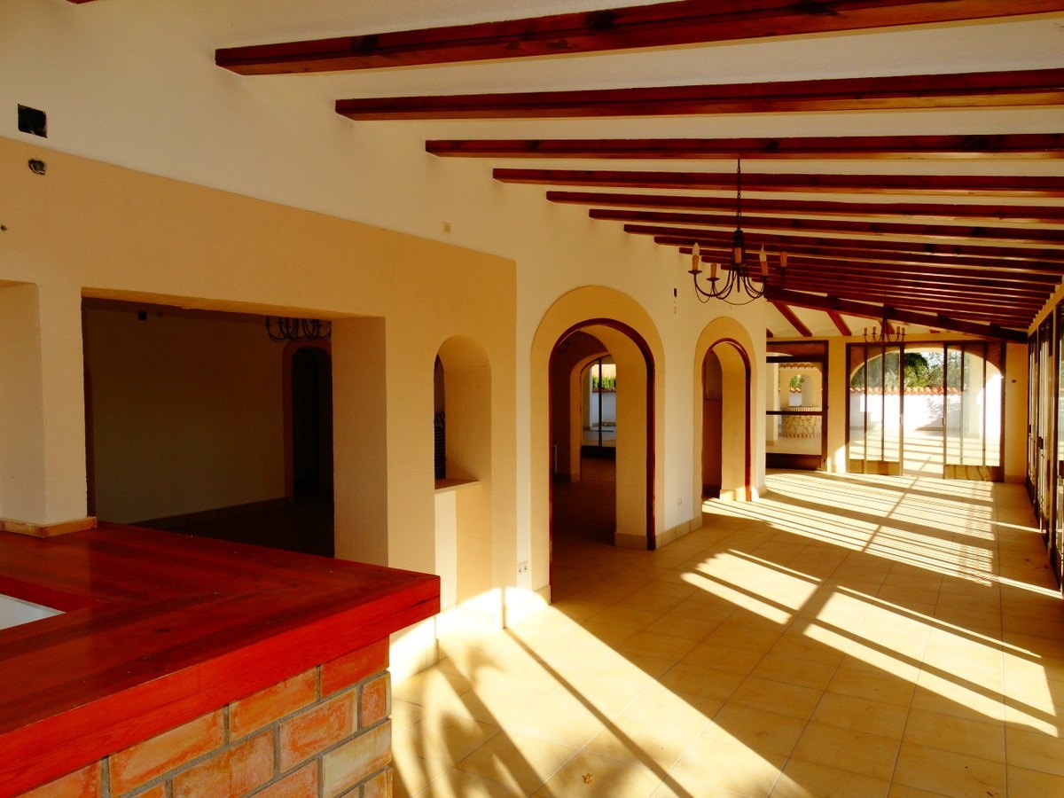 Bedrijfsgebouw met 4 appartementen te koop in Javea