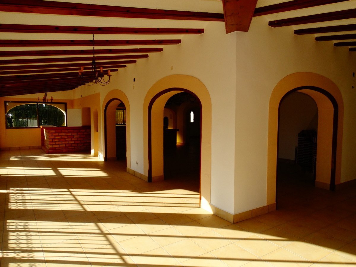 Bedrijfsgebouw met 4 appartementen te koop in Javea