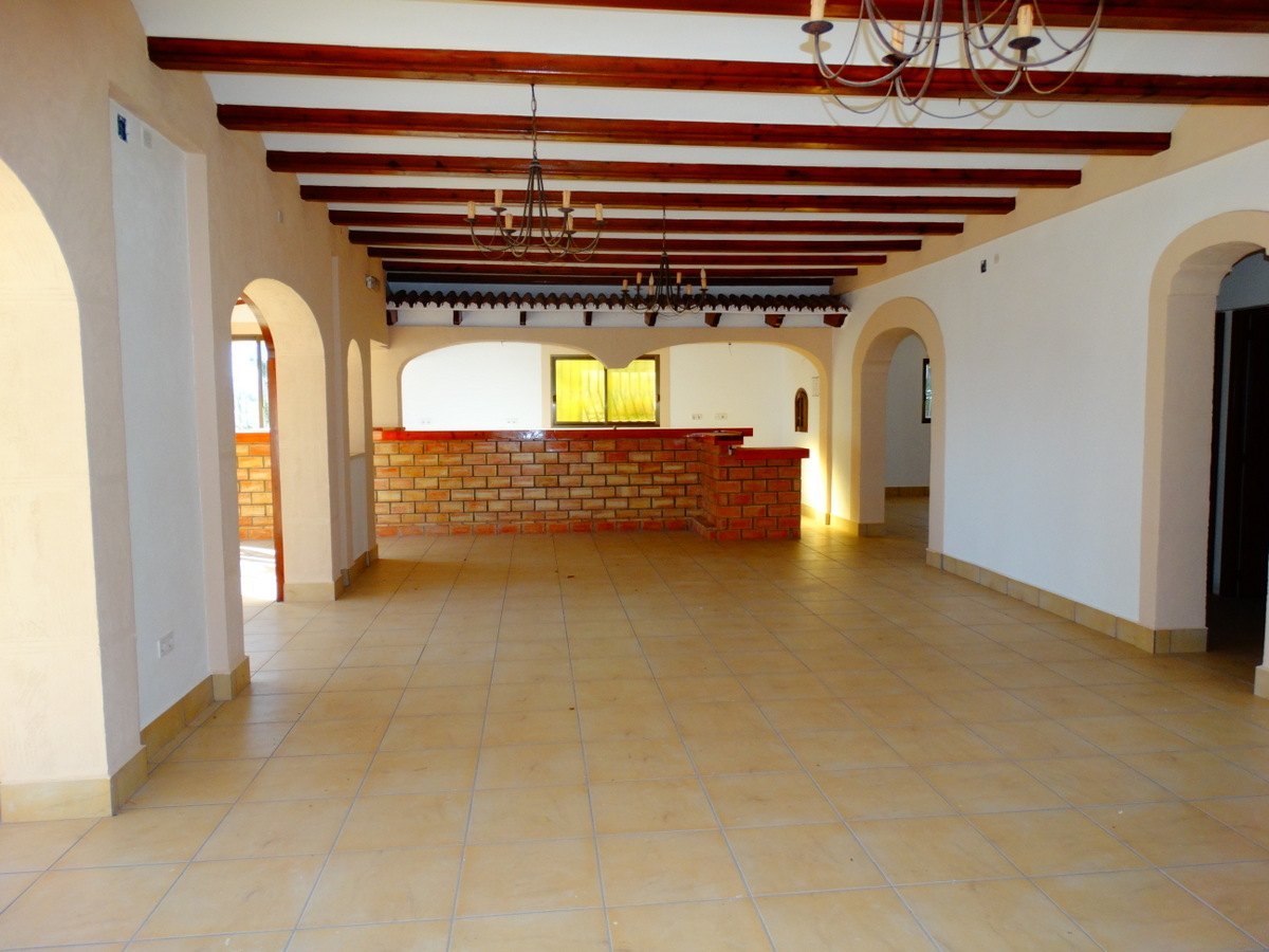 Bedrijfsgebouw met 4 appartementen te koop in Javea
