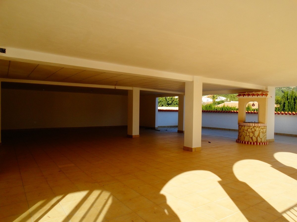 Bedrijfsgebouw met 4 appartementen te koop in Javea