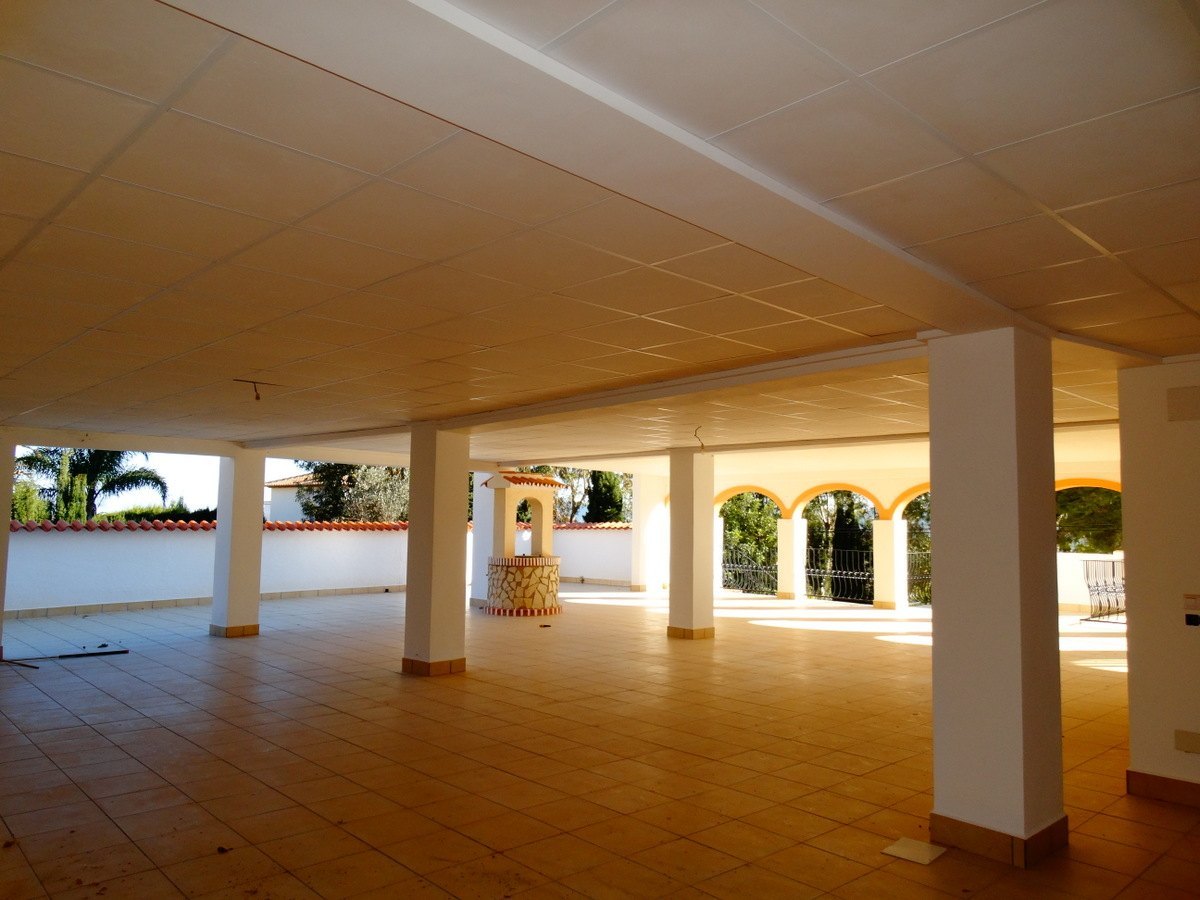 Bedrijfsgebouw met 4 appartementen te koop in Javea