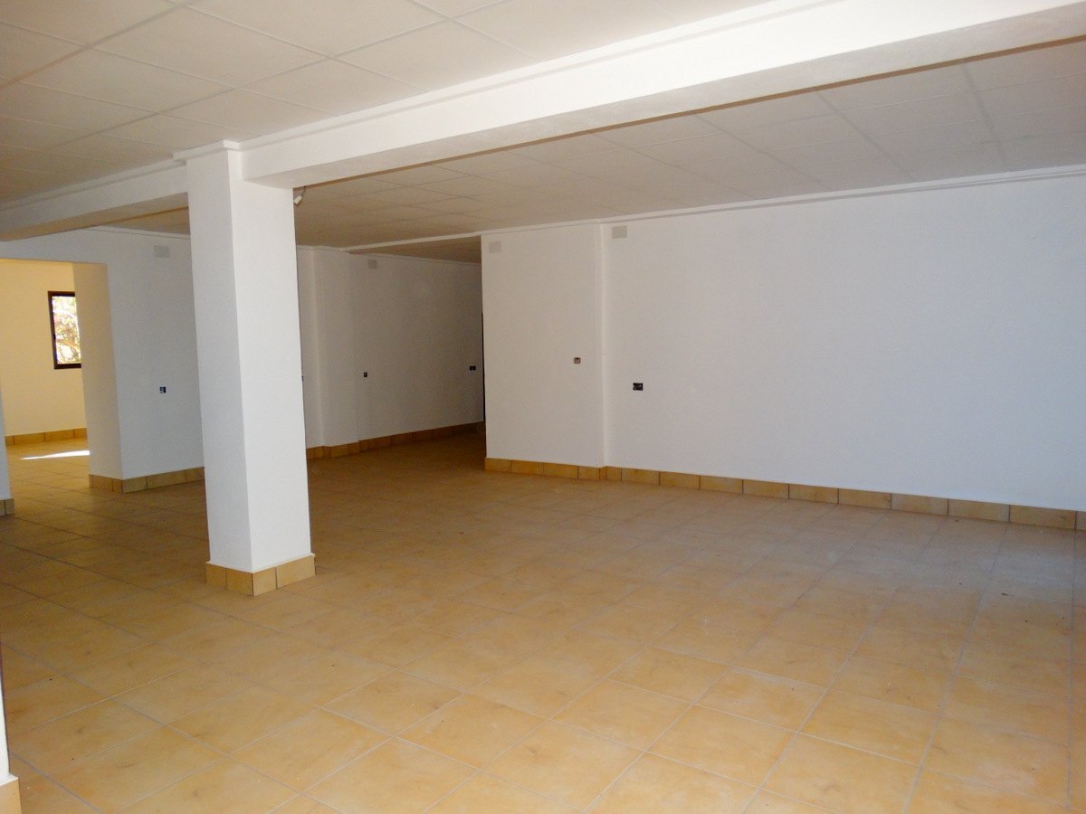 Bedrijfsgebouw met 4 appartementen te koop in Javea