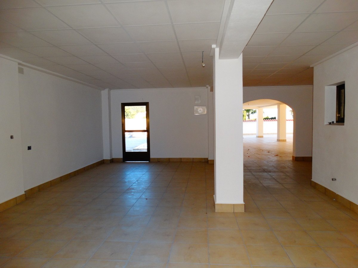 Bedrijfsgebouw met 4 appartementen te koop in Javea