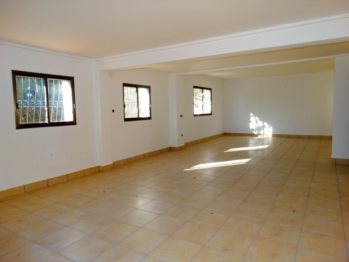 Bedrijfsgebouw met 4 appartementen te koop in Javea