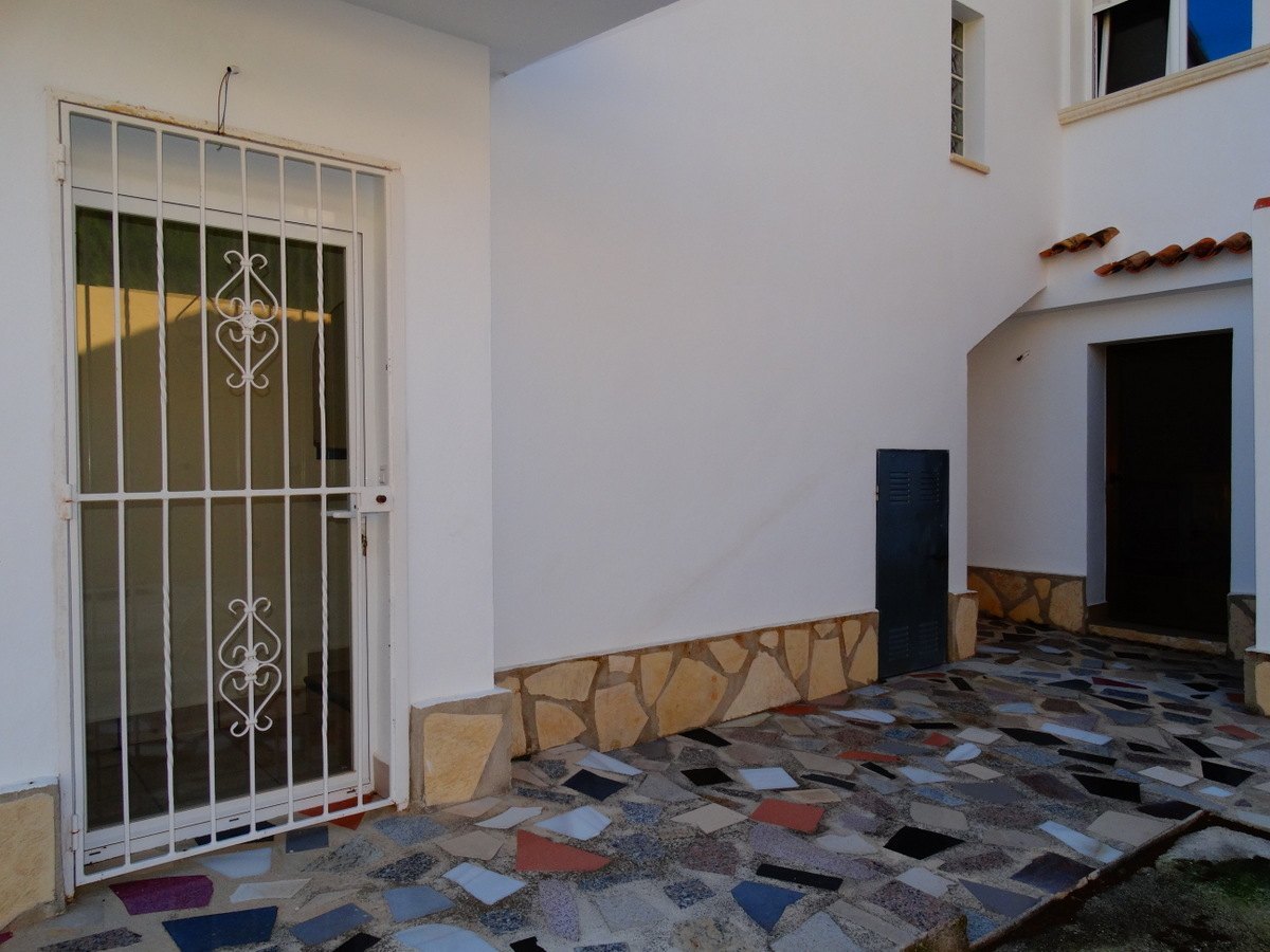 Bedrijfsgebouw met 4 appartementen te koop in Javea