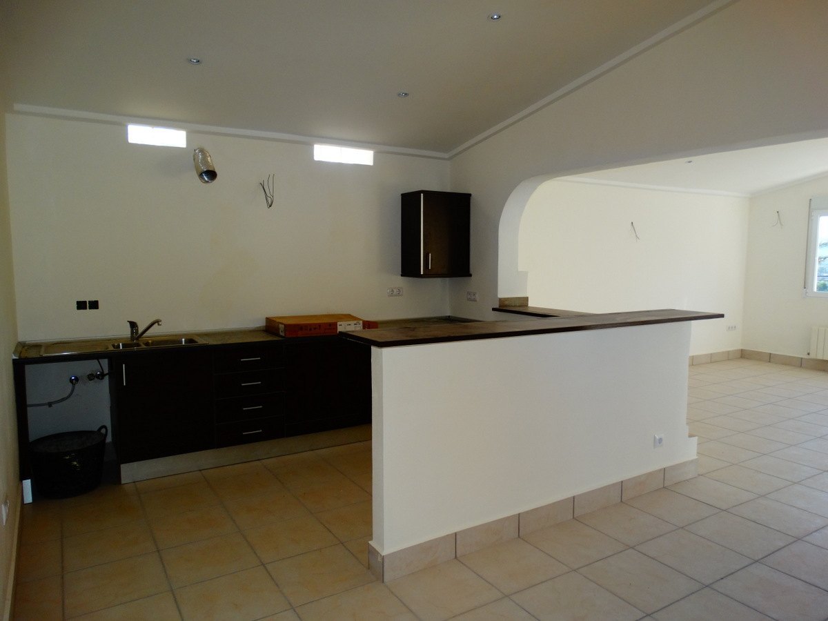 Bedrijfsgebouw met 4 appartementen te koop in Javea