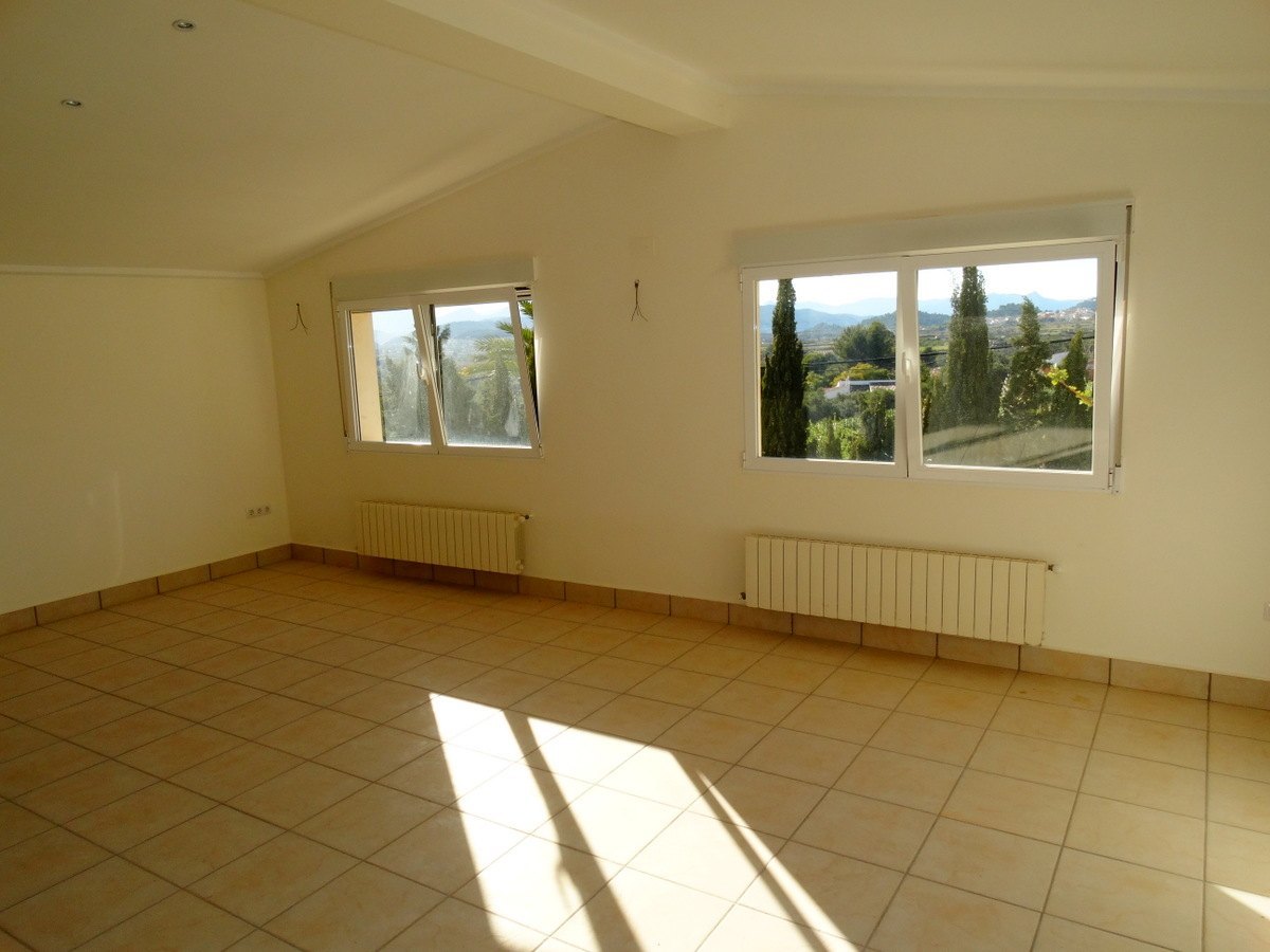 Bedrijfsgebouw met 4 appartementen te koop in Javea