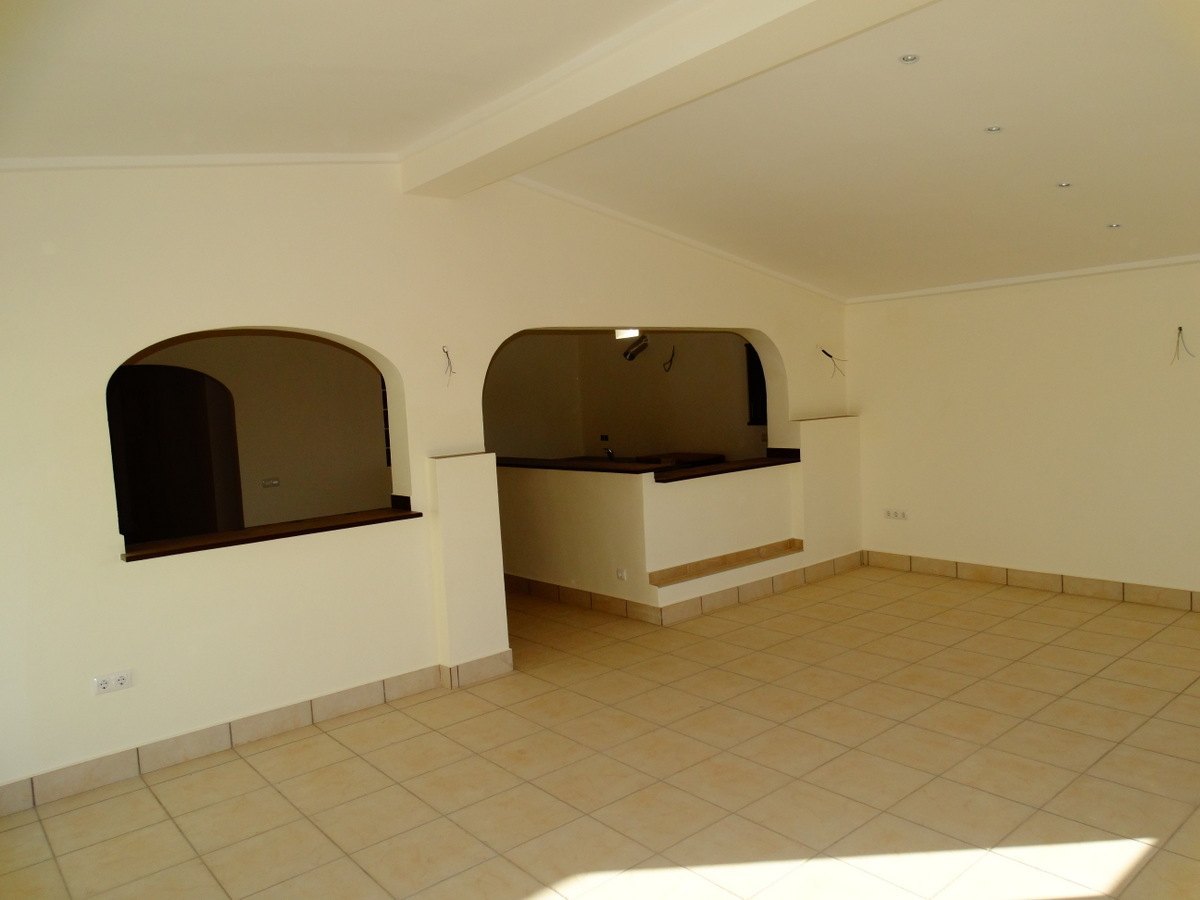 Bedrijfsgebouw met 4 appartementen te koop in Javea