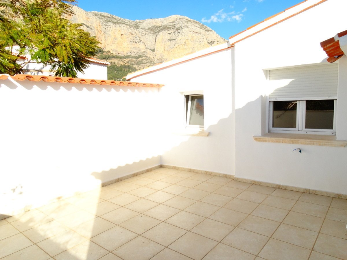 Bedrijfsgebouw met 4 appartementen te koop in Javea