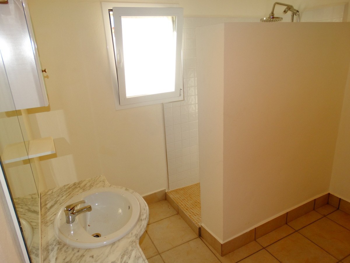 Bedrijfsgebouw met 4 appartementen te koop in Javea