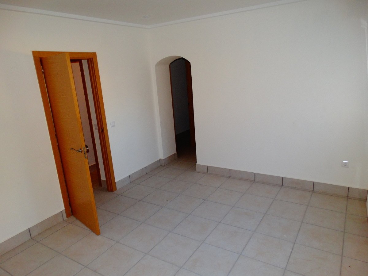 Bedrijfsgebouw met 4 appartementen te koop in Javea